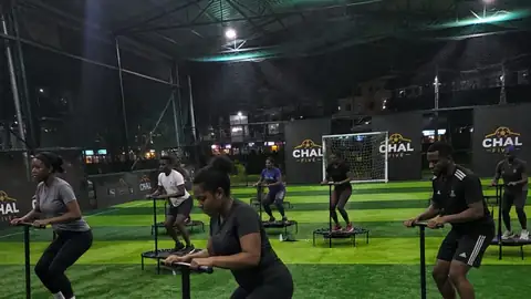 La salle foot de CHAL Five de nuit, sous les projecteurs.